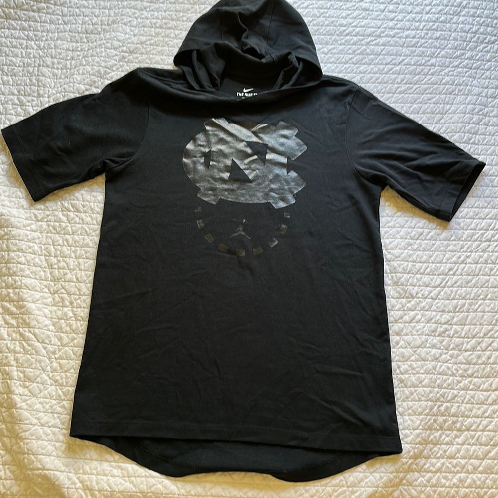 ✅NCAA- UNC- NIKE- hoodedBLACK T-shirt w/ black screened graphic . Men’s SIZE M.